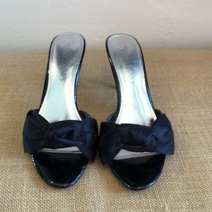 Black bow, slide heels